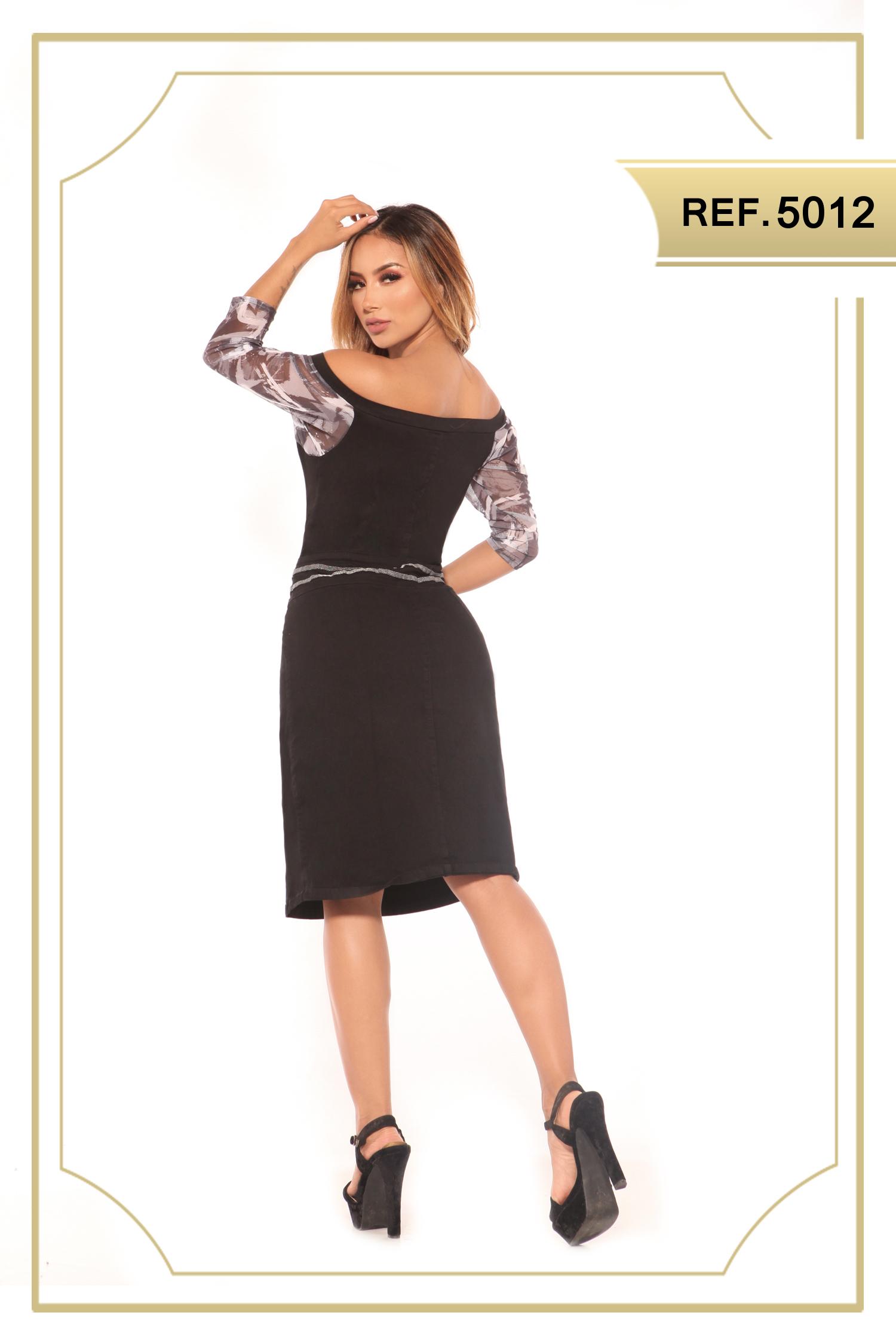 Vestido Colombiano de Jean color negro, con cremallera frontal, estilo falda de media pierna, con apertura decorativo en una pierna. Mangas hasta el antebrazo con decorado floral.